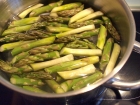 Spargelschnitte in stark gewürztem Salz-Zucker-Wasser garen.